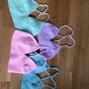 Virkade toppar  - Nu när sommaren är här lanserar jag dessa toppar som jag virkar själv!🌸 Det finns i massa olika storlekar och färger och kan anpassas som ni ser på bild 2. Skriv privat för att beställa, tryck ej på köp nu!💗 Priset ligger på 265kr + frakt🫶🏻