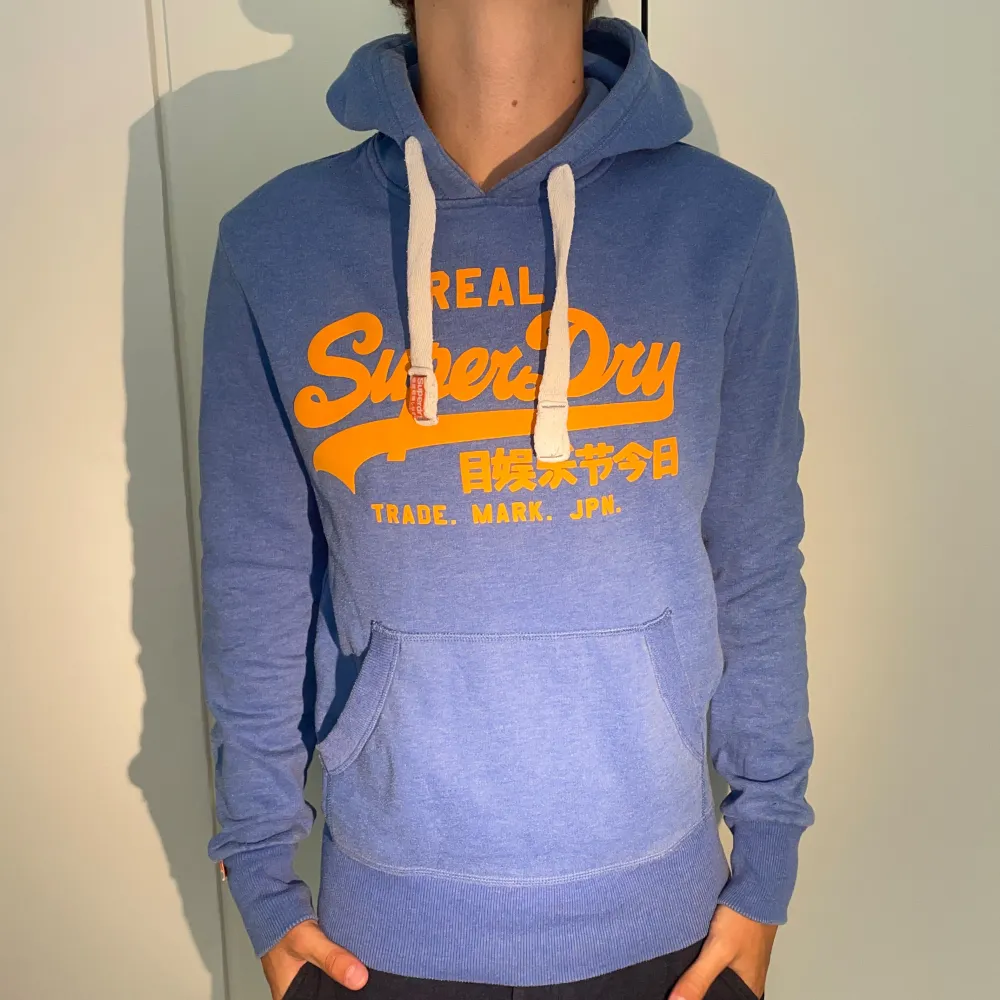 Tja, säljer nu denna fetta hoodien ifrån superdry. Hoodien är i nyskick och storlek S. Modellen på bilden är 182 cm och väger 68 kg. Om du har några frågor eller funderingar hör gärna av dig 🤩😊. Hoodies.