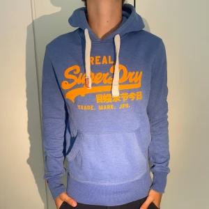 Superdry hoodie - Tja, säljer nu denna fetta hoodien ifrån superdry. Hoodien är i nyskick och storlek S. Modellen på bilden är 182 cm och väger 68 kg. Om du har några frågor eller funderingar hör gärna av dig 🤩😊