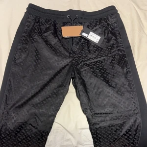 Boss byxor - Boss byxor. Storlek XL. Helt nya, aldrig använda. Äkta. Nypris 2399kr