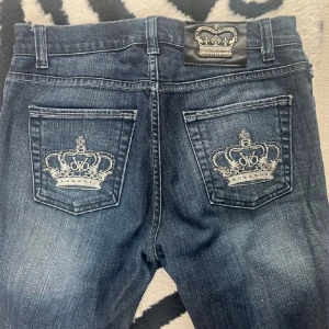 Victoria Beckham jeans! - Säljer dessa Victoria Beckham jeans då jag köpt nya, dom är flare och lågmdijade (se bild) Cirka storlek W28, L32. Har mått så det är bara att fråga ifall de behövs! 