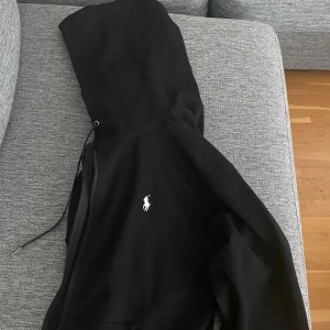 Polo Ralph lauren kofta - Säljer denna varan eftersom den är för stor för mig, den är bara använd 1 gång och sen dess har jag bara haft den i mitt garderob, den är i ny skick och ser riktigt bra ut. Priset kan diskuteras.