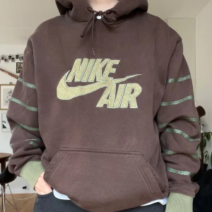 Vintage Nike hoodie  - Vintage Nike hoodie i rejält, tjockt material och riktigt snygg passform! Den är vintage så mindre fläck/missfärgning kan förekomma men annars hel och i mycket fint skick!