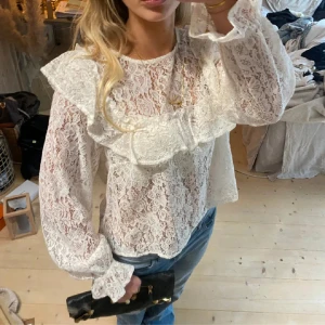 Vit spetsblus - Intressekoll på denna  superfina spetsblus. Aldrig använda alltså är den  i nytt skick. Skriv prisförslag!💞
