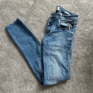 Replay Anbass - Hej, säljer nu ett par Replay Anbass i färgen blå. De är i storlek 29x32. Inte ancända mycket. Nypris ligger runt 1499kr men säljer de för 499kr. Funderingar? Det är bara att fråga!