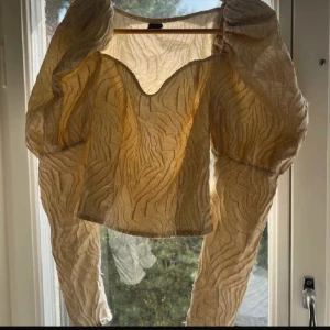 Blus med puffärmar  - Blus med axelpuffar. Otroligt fin, men kommer ej till användning.