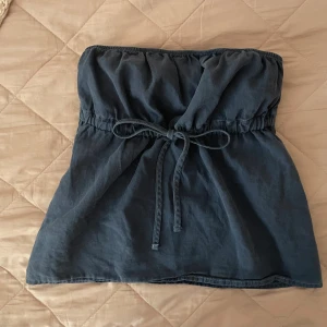 Topp - Intressekoll på världens sötaste tubtopp från brandy melville 💗 går att dra åt i midjan och köpt för ett par år sen men aldrig använd, säljer inte under 200 kr, org pris ca 250 kr