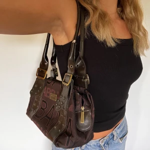 Dolce&Gabbana väska - Köpt second hand så kan ej garantera äkthet. Sliten på två ställen i lädret, se bilder.