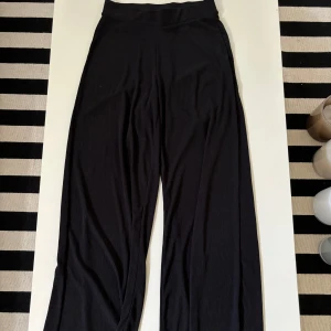 Byxor  - Svarta byxor från Gina Tricot i storlek S, lite finare material, långa o mjuka✨