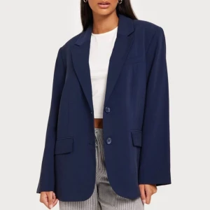 Blazer Gina tricot  - Oversize blazer strl 42 Gina tricot  Knappt använd så superfint skick 🩷