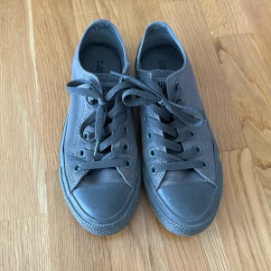 Grå converse - Använda ett fåtal gånger, väl omhändertagna. 