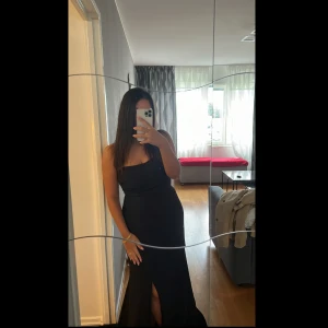 Bröllopsklänning  - Jag säljer denna klänningen för att jag inte har någon användning av den, köpte den nyligen och är använd en gång, storlek 38-40. 