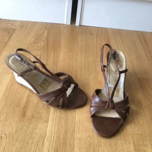 Klackskor  - Snygga klackskor från Gyllene Gripen som tyvärr ej kommer till användning. Köpt secondhand men aldrig använt dom själv 🥰