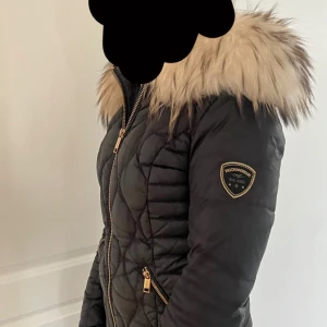 Rockandblue jacka  - Min gamla Rockandblue jacka som jag inte andvänder längre. Den har gått sönder inne i fickan som ni ser på sista bilden. Jag har andvändt den ganska mycket. Storlek 34 (priset kan diskuteras)💓(äkta päls)