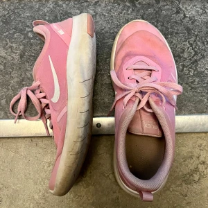 rosa nike skor  - välanvända men sitter bra :) 
