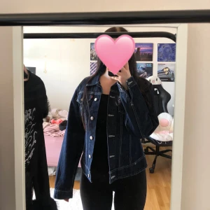 Vintage Levis jeansjacka - Vintage Levis jeansjacka i storlek L, passar superbra som oversized. Inga tecken på slitage