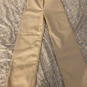 Jeans / skinnbyxa - Storlek 38 , beige mid baggy. Jag säljer för att dom är för stora för mig, använt väldigt få gånger och är i toppen skick 