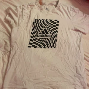 Adidas tröja  - Aldrig använd bra skick, tröjan kan prutas ner. Vid fler bilder skriv privat 
