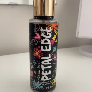 Victoria’s Secret parfym- Petal Edge - Säljer en Victoria’s Secret parfym med lukt av en feminin lukt där lukten inte är något specifikt utan bara feminin🩷