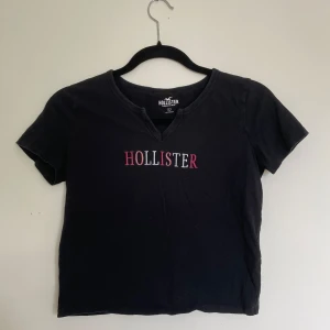 Svart t-shirt  - Svart Hollister t-shirt. Fint skick i storlek S.