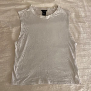 Vit topp - Fin enkel vit topp från Lindex💕 storlek XS men passar även på S/M✨