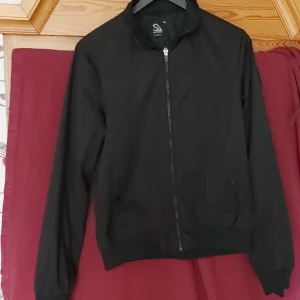 Bomberjacka herr - Bomberjacka, svart, tunn jacka. Fin, knappt använd. 