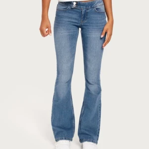 lågmidjade jeans - Säljer pga av att de är lite för stora för mig. Kom gärna privat för egna bilder då det är lite slitage längst ned på jeansen💞Ny pris: 450kr