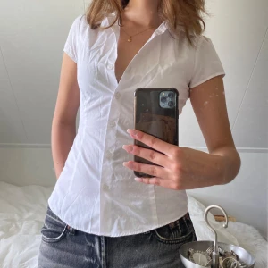 Vit skjorta - Vit vintage t-shirt skjorta i fint skick från Stylecorp! Sitter som en S🫶🏻