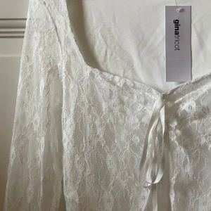 Vit spetsklänning  - Säljer denna somriga spetsklänning från ginatricot. Aldrig använd och med prislappen kvar. Hör av dig om du vill ha fler bilder 💗