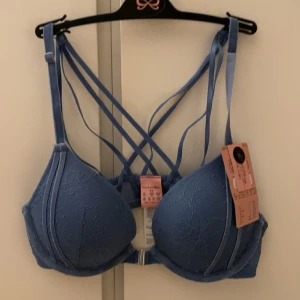 Hunkemöller BH - En fin BH ifrån Hunkemöller som är helt ny som tyvärr var för liten för mig, trycka gärna på köp nu☺️
