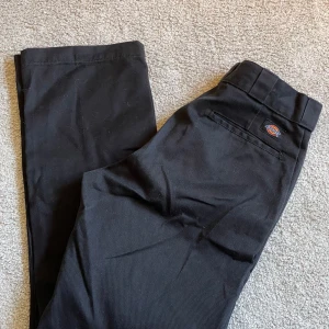 Dickies kostymbyxor - Midjemått:36 cm rätt över Innerbenslängd: 78 cm Insidan är grå då jag färjat byxorna svarta eftersom de bleknat♣️