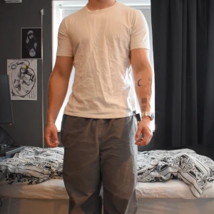 Vit t-shirt - Från pull & bear. Storlek L.  Jag är 185cm 90kg för referens