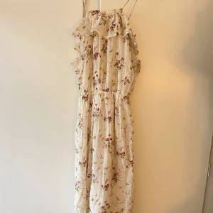 Somrig klänning - Blommig fin klänning från Zara, storlek S