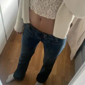 Coola jeans säljer då de är lite korta💗