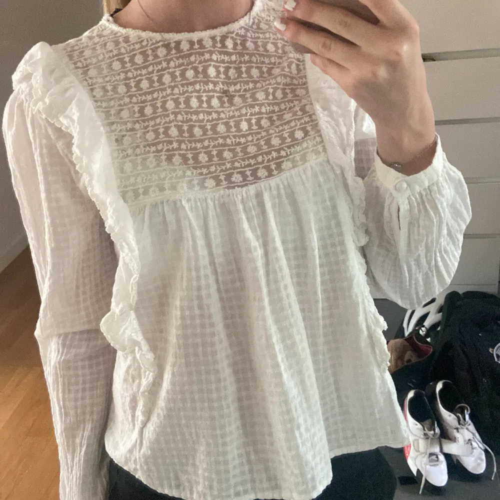 Jätte söt vit blus från zara, bra skick. . Blusar.