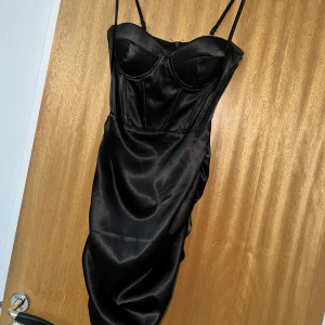 Svart sexig satin/figur klänning  - 🌟Sitter som en smäck  🌟Använd 1 gång  🌟Inbyggd BH  🌟skrunchad  🌟Formar kroppen så snyggt  🌟Dragkedja finns 