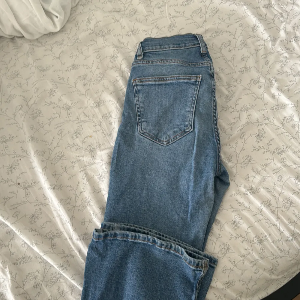 Säljer mina low rise jeans från gina. Super skick dock så har jag trätt igenom en tråd vid midjan för bättre passform men det är inget som syns från utsidan och kan lätt tas ut. Nypris 500kr. Är 164 och de går hela vägen ner för mig Skriv vid frågor❤️. Jeans & Byxor.