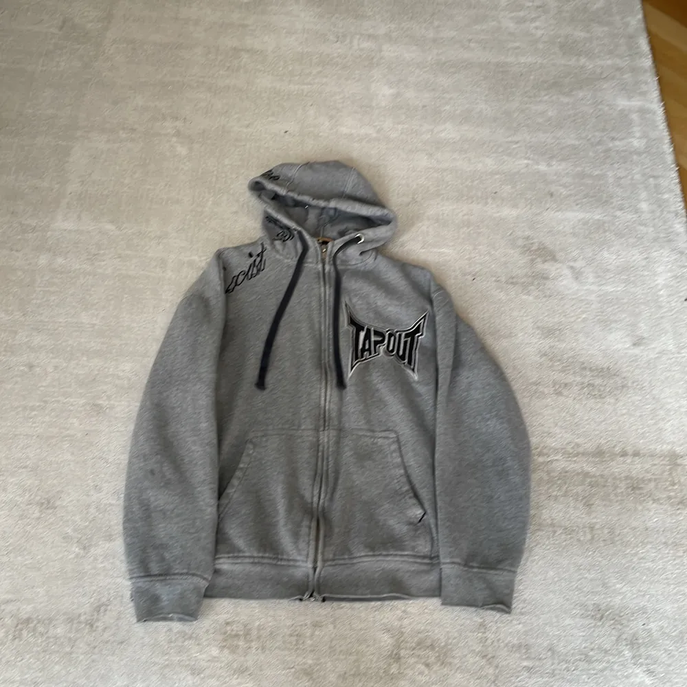 As fet zip up från tapout! Säljer för den kommer inte till andväning längre skick 5/10 lite sliten på mudden på armen därför priset så lågt! Pris inte hugget i sten.. Hoodies.