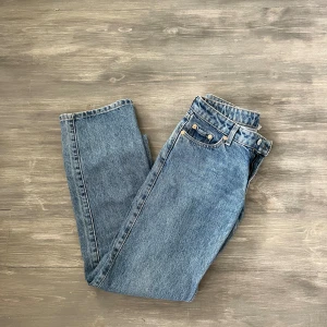Lågmidjade jeans  - Säljer dessa Lågmidjade jeans med rak passform, stl 32. Skriv vid intresse 💛