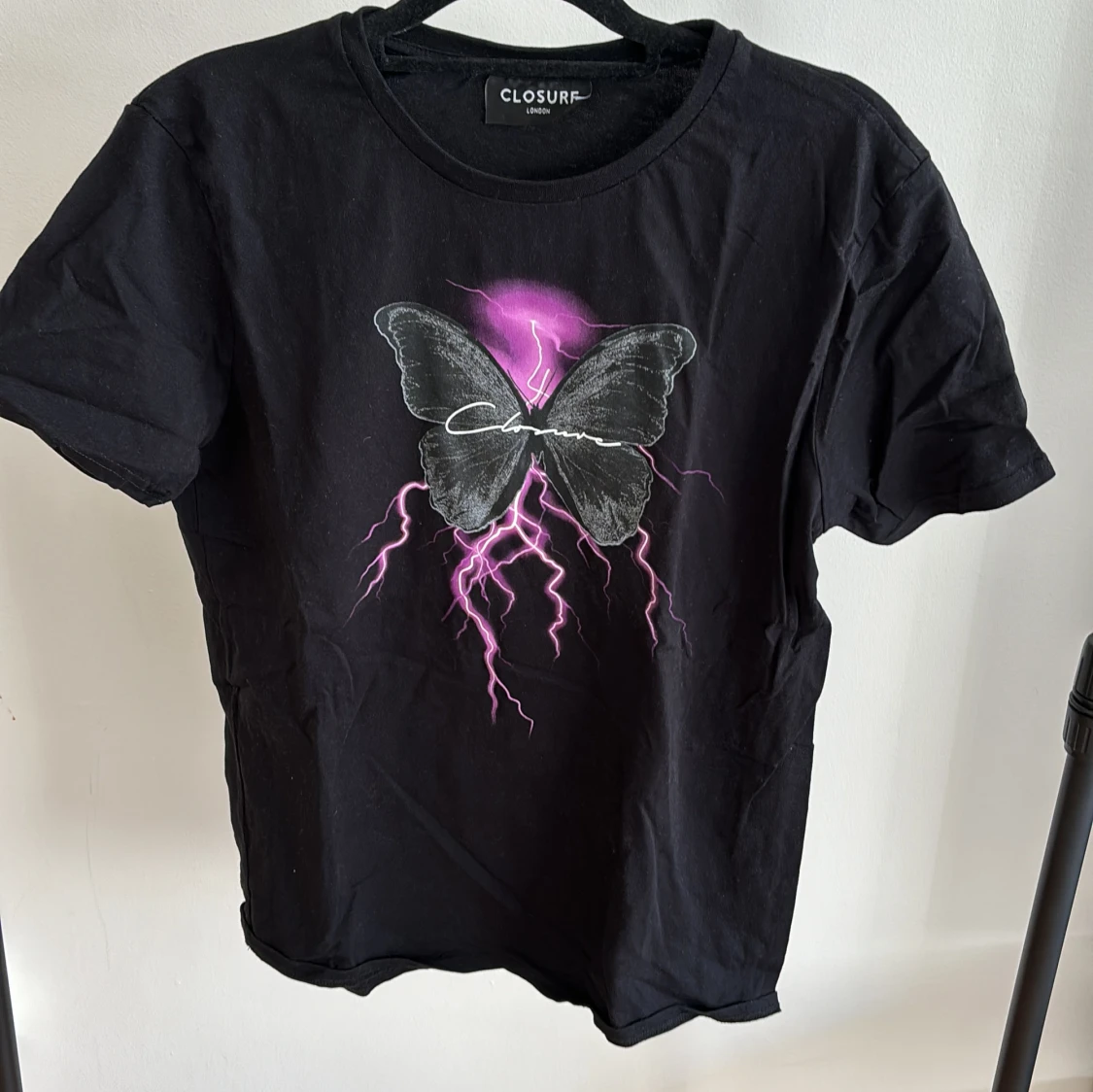 Svart T-shirt med fjärilsmotiv