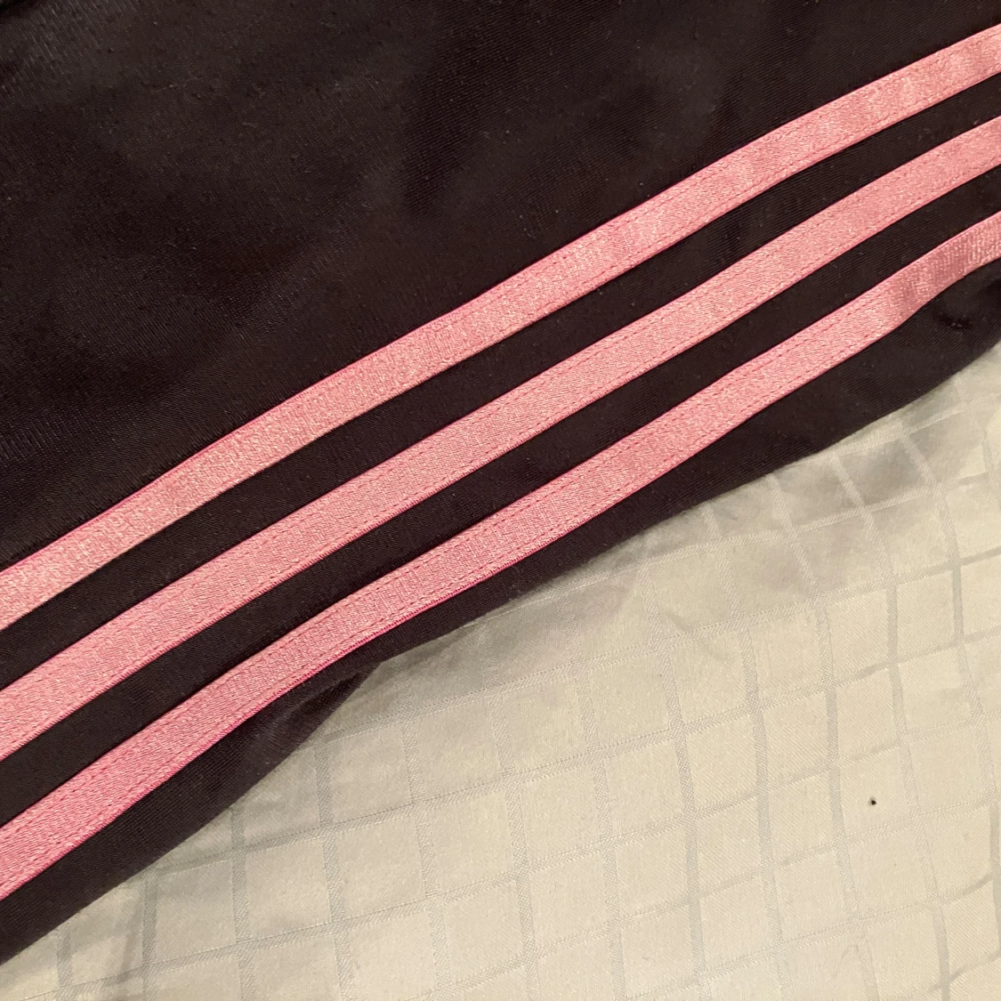 Adidasbyxor med rosa ränder  - 92