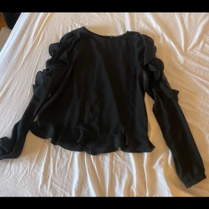 Svart blus zara - Spetsdetaljer och volanger 