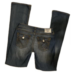 True religion jeans  - Lågmidjade bootcut trueys! storlek 28 midja- 38/39 cm innerben- 86 köpte på Vinted men säljer eftersom att jag inte använder dom längre. bra skick💕