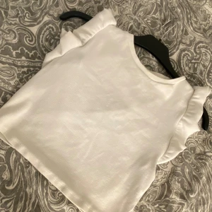 En jätte fin topp - En jätte fin vit topp från ZARA med väldigt fina armar, den är i storlek L men passar mig som S-M