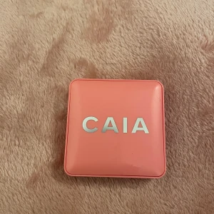 Blush från caia - Oanvänd blush från Caia, färgen troublegum, nypris: 265