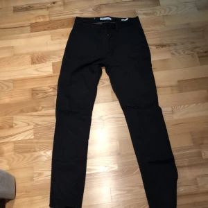 Kostymbyxor  - Säljer dessa fina kostymbyxor för att dom blivit små. Skicket är 10-10. 