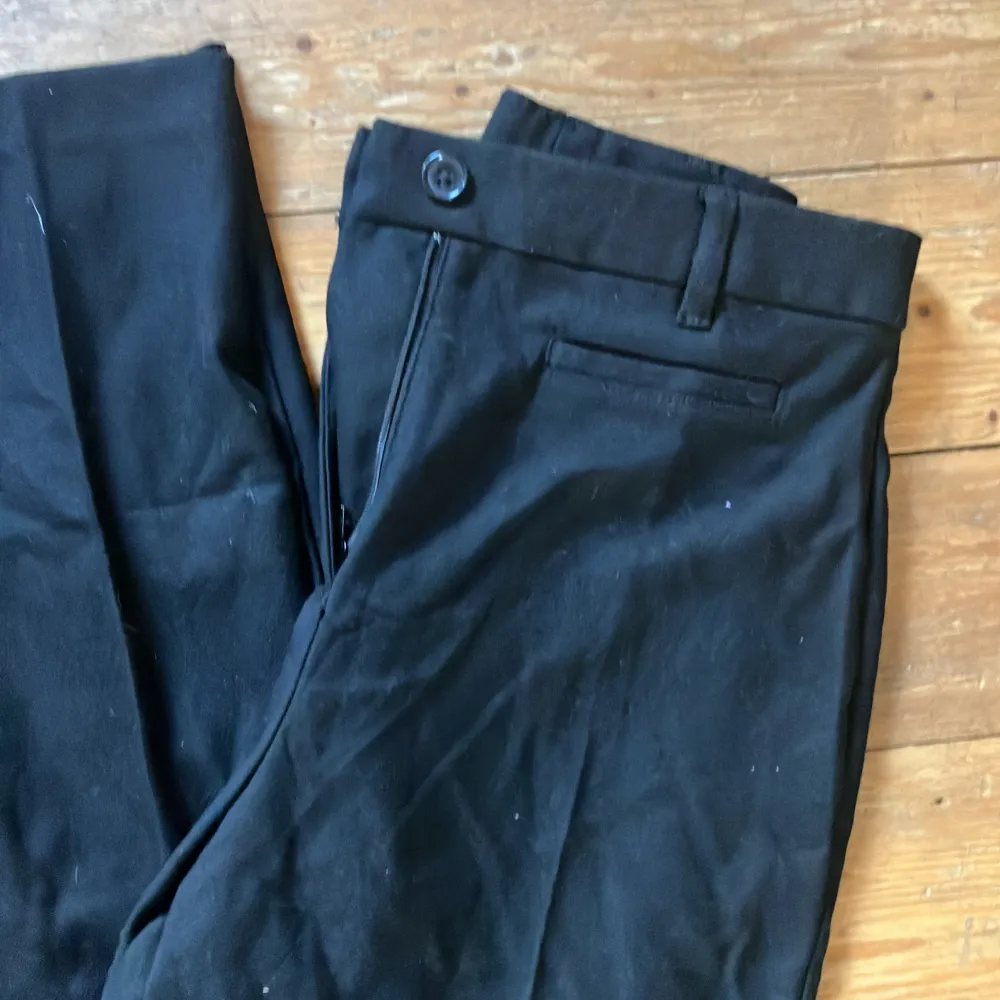 Hej. Säljer ett par oanvända byxor i modell kostymbyxa från Monki. Stlk 34. Nyskick. Skicka dm vid frågor. . Farkut & Housut.