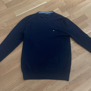 J lindberg tröja - Säljer denna j lindberg som är i merinoull, storlek m men passar mindre, pris kan diskuteras.