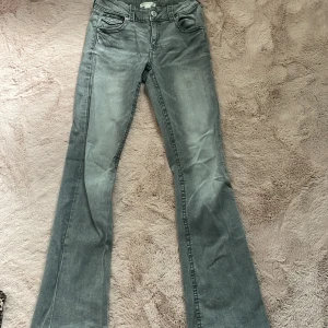 Lågmidjade jeans - Jättefina lågmidjade jeans från Gina tricot, storlek 170 men passar 32-36 då de har justerbar midja😊 försöker sälja snabbt Köpta för 400kr