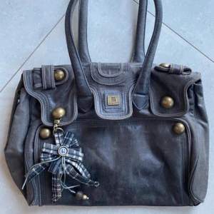 Söt väska - jätte fin stor väska köpt på vinted, passar till skolan (dator, böcker osv.) Skriv om du har frågor annars tryck köp nu knappen 💗